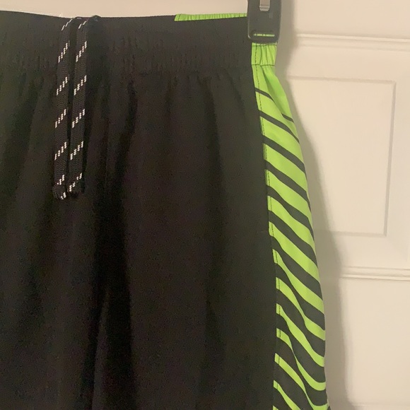 Old navy active shorts size med - Picture 2 of 3